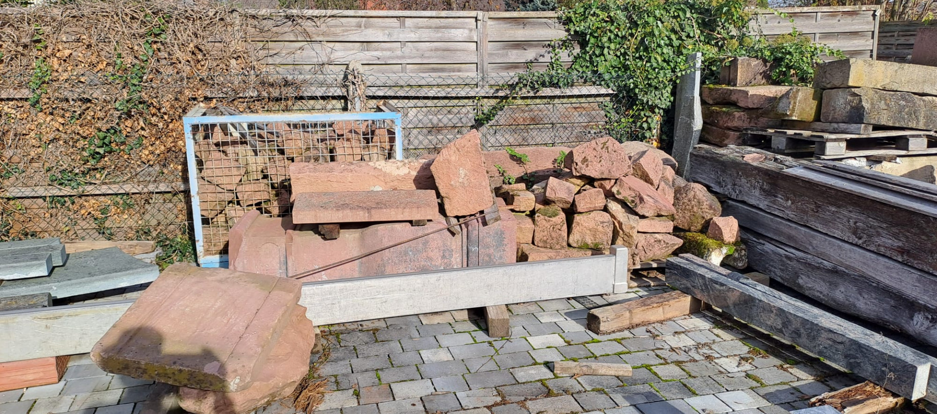 Räumung im Natursteinlager